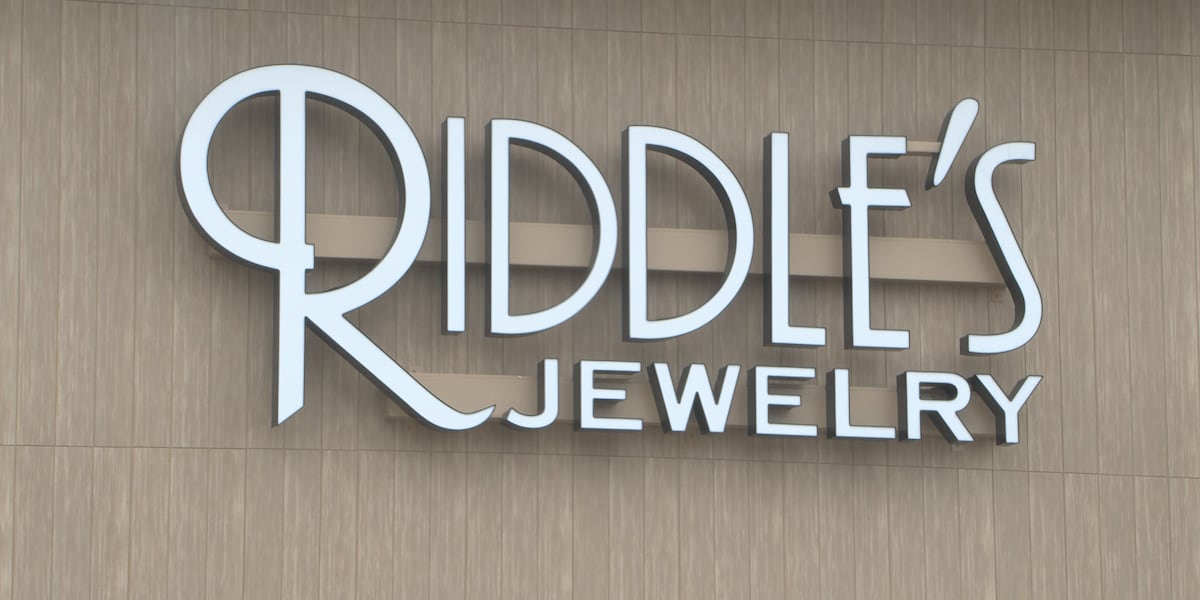 Riddles Jewelry holds grand reopening ribbon cutting